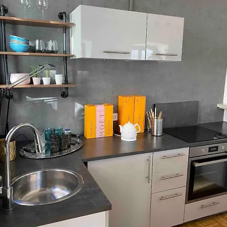 70qm Maisonette-wohnung In Stadthaus Zentrum ניאוס