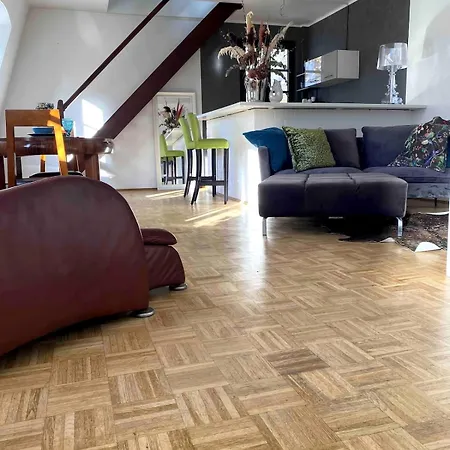 70qm Maisonette-wohnung In Stadthaus Zentrum ניאוס